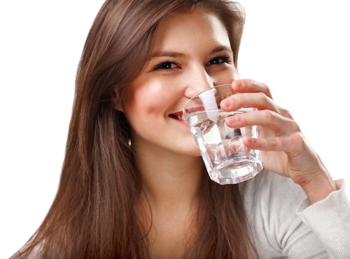 Uống nước không đúng cách gây hại như thế nào?