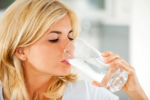 Uống thừa nước thiếu nước ảnh hưởng gì đến sức khỏe? 