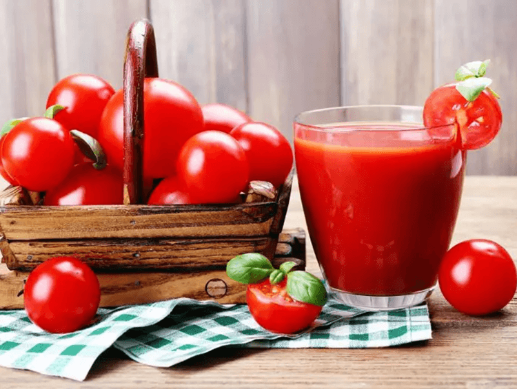 Bổ sung vitamin C bằng nước ép cà chua