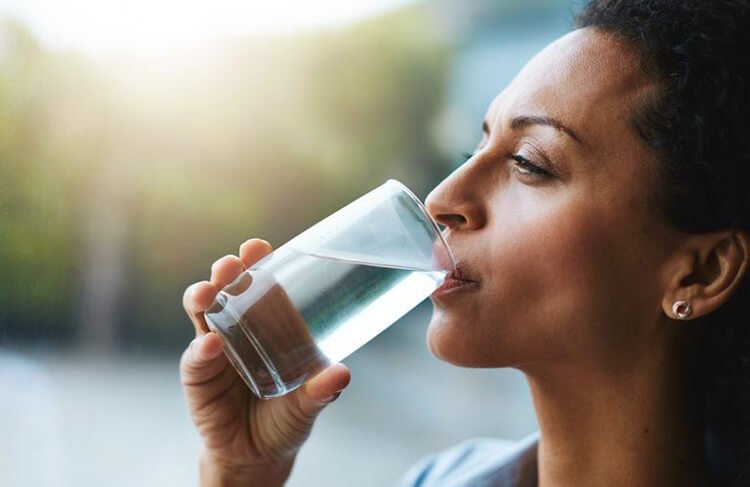 Uống nước giúp tạo nước bọt