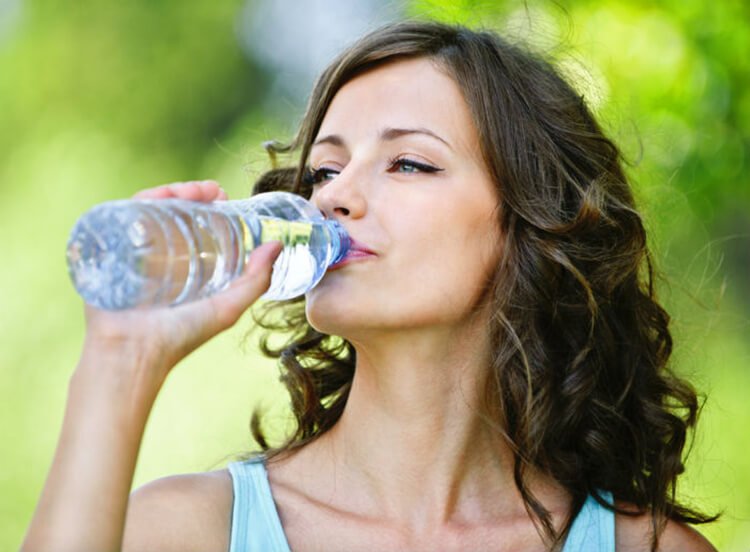 Uống nước giúp điều hòa nhiệt độ cơ thể