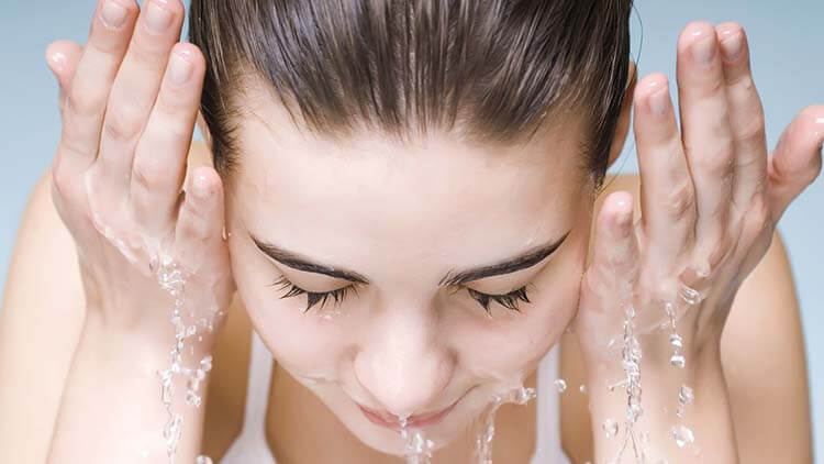 Da mặt khô có thể được khắc phục khi chọn đúng sữa rửa mặt