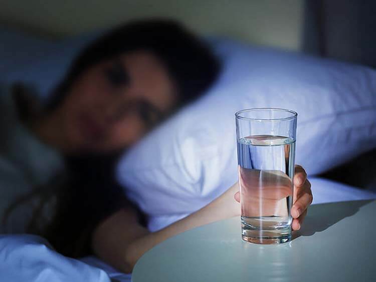 Uống nước trước khi ngủ có nhiều lợi ích và tác hại